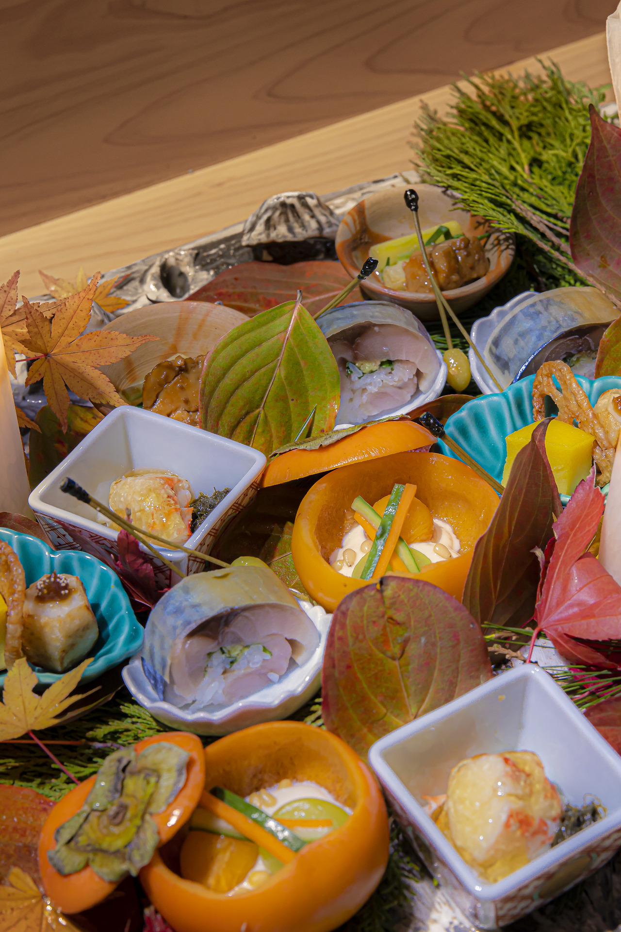 Mackerel sushi, king crab and fresh citrus sauce, Japanese-style egg castella, lotus root chip and taran karaage, tama miso (miso with eggs), ankimo with tofu sauce and sweet persimmon with miso sauce ⓒYuchan Jung