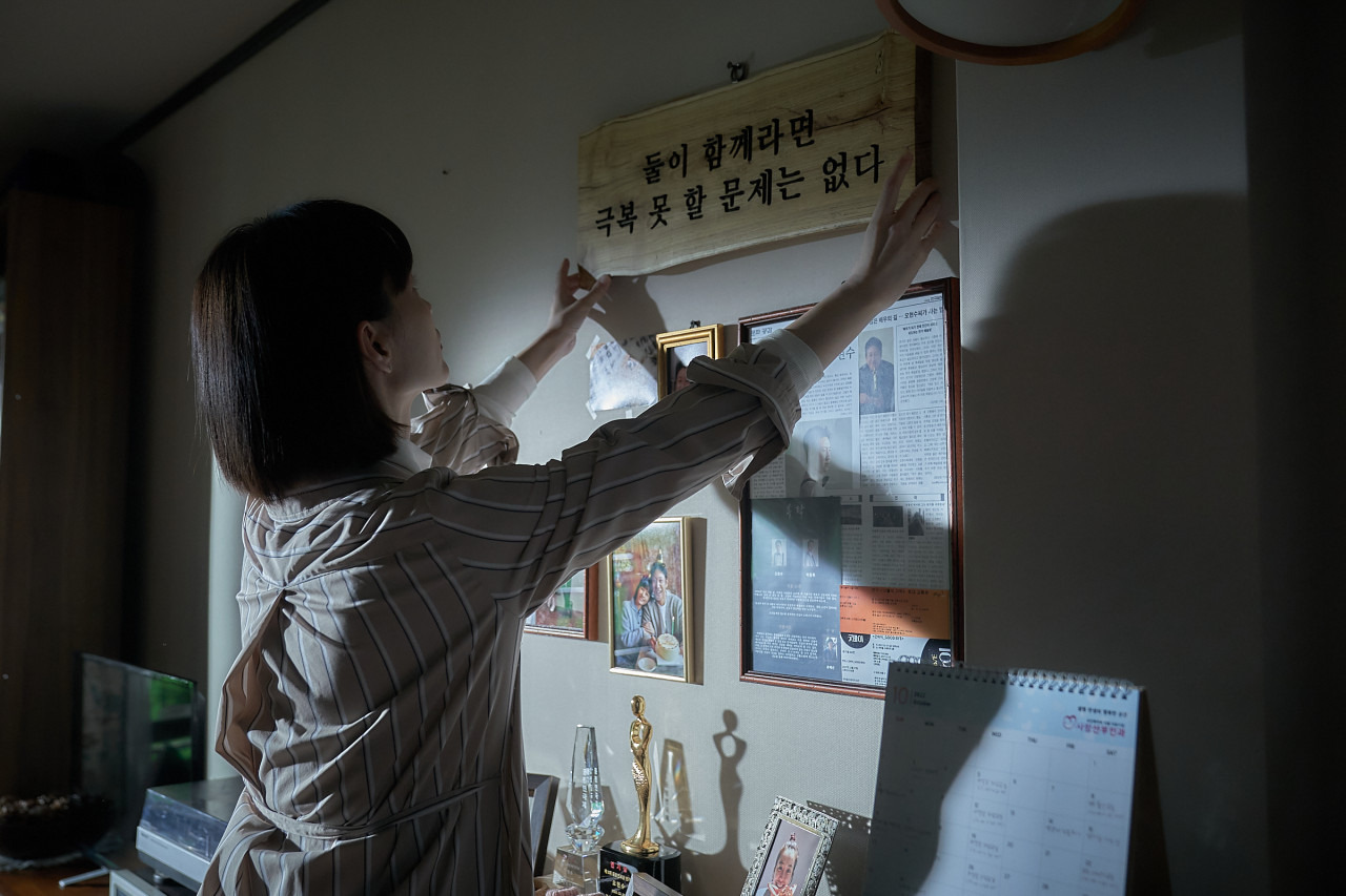 정유미, 이선균 주연의 스릴러 영화 잠 결말 해석 12 ywAAAAAAQABAAACAUwAOw==
