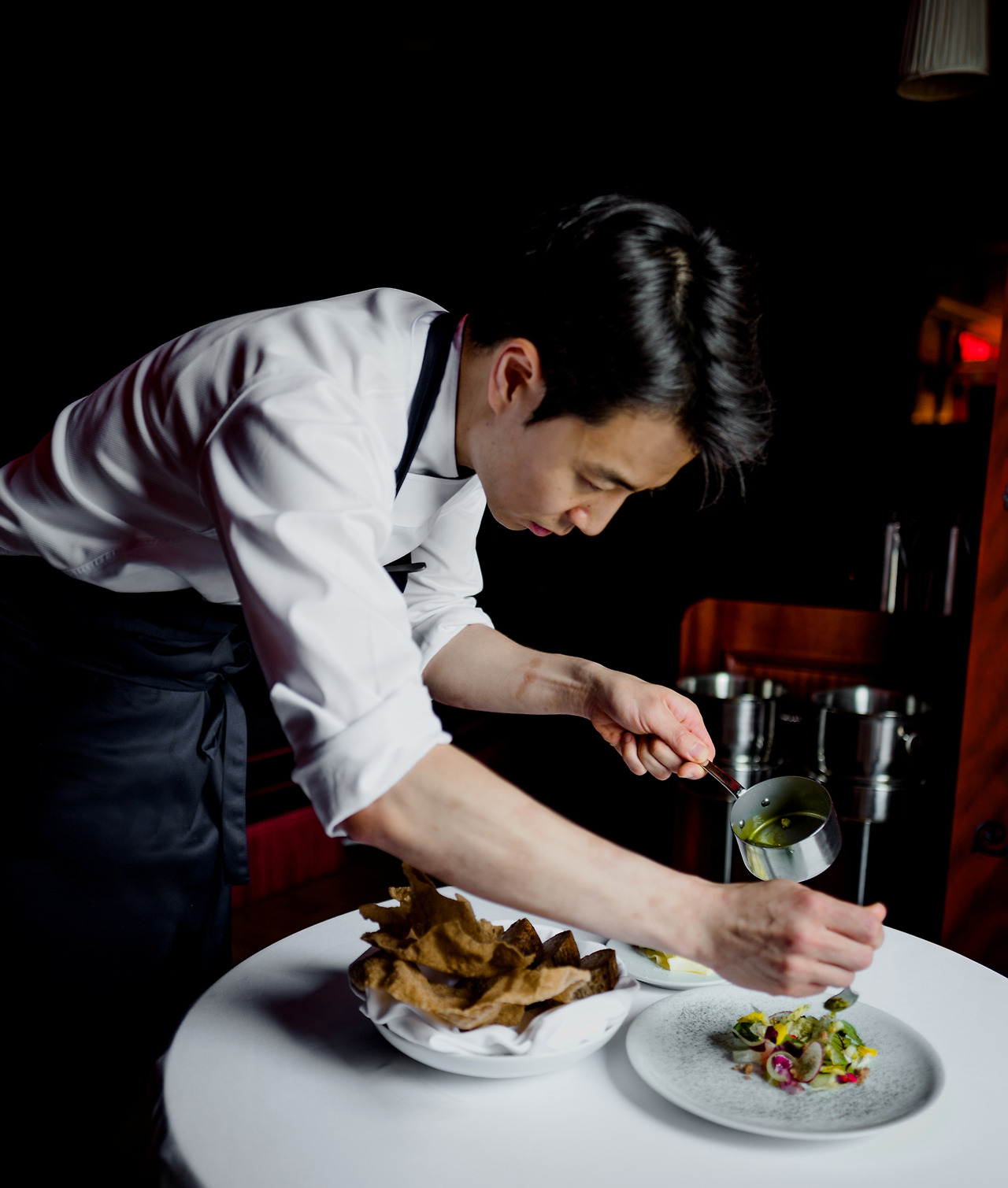 Chef Son Jong-won personally serves at the dining table to connect with guests ⓒL’Amant Secret