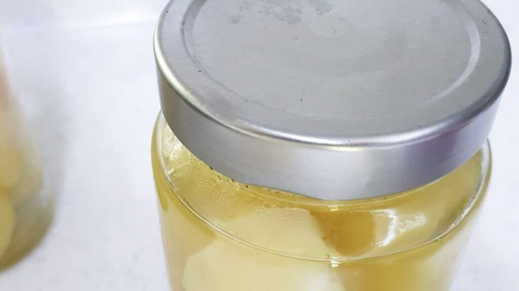 Non mangiate forzatamente le pesche insipide! Facciamole bollire in acqua e tutti rimarranno sorpresi dal sapore.