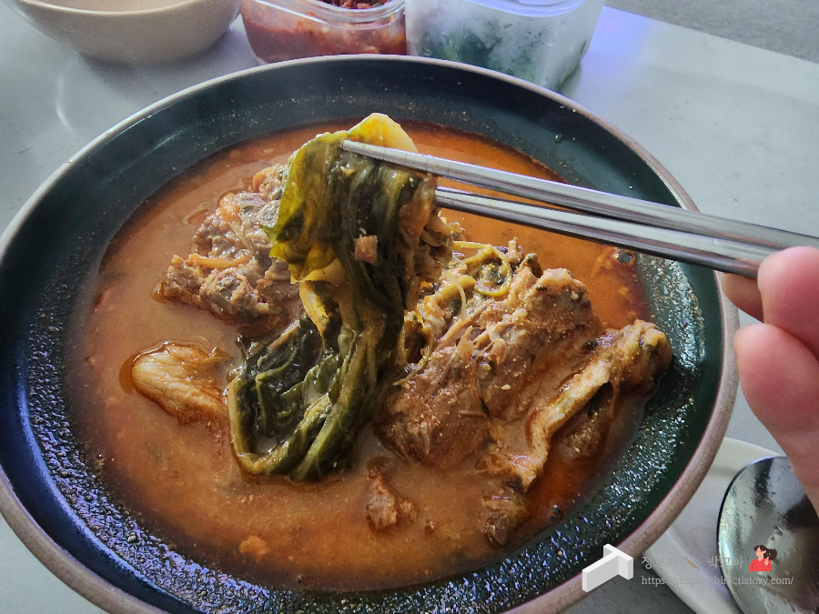 마켓컬리 통뼈 등뼈해장국 냉장고에 쟁여두면 해장국으로 최고죠 8 등뼈해장국-우거지
