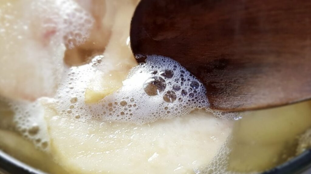 Non mangiate forzatamente le pesche insipide! Facciamole bollire in acqua e tutti rimarranno sorpresi dal sapore.