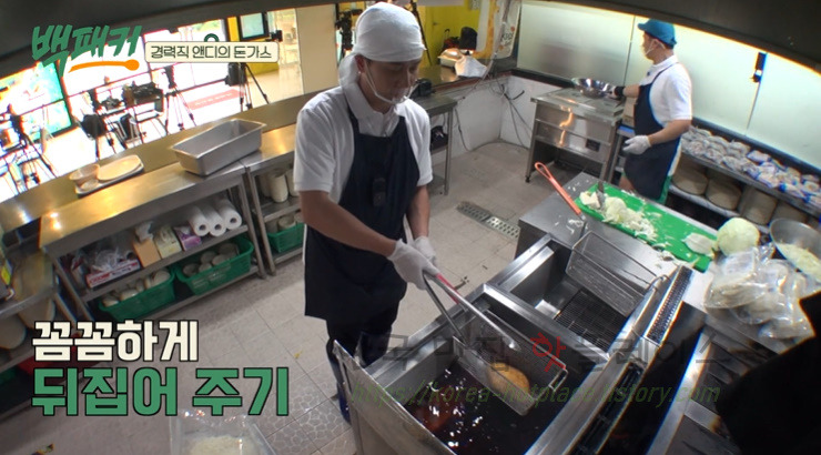 백패커 돈가스 레시피 - 돈까스 만들기 (feat. 냉동 돈까스) : 경력직 앤디의 돈가스 5 ywAAAAAAQABAAACAUwAOw==