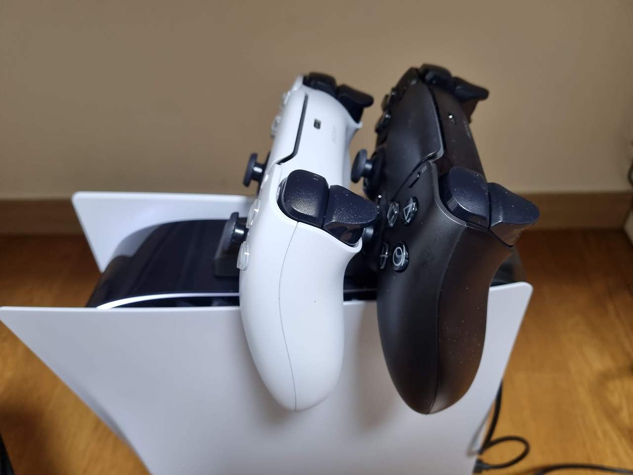 PS5 알리표 듀얼센스 충전거치대 후기 8 ywAAAAAAQABAAACAUwAOw==