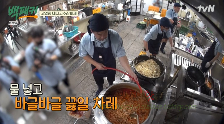 백패커 돼지고추장찌개 만들기 레시피 - 청송교도소 편 백종원 요리 / 고열량 돼지고추장찌개 24 ywAAAAAAQABAAACAUwAOw==