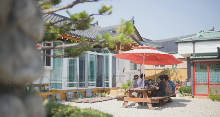 고두심이 좋아서 속초, 자연을 품다 촬영지 총정리 - 해천탕 보양식, 설악산 뷰 한옥 카페, 72년 전통 함흥냉면집, 500년 돌담길 8 ywAAAAAAQABAAACAUwAOw==