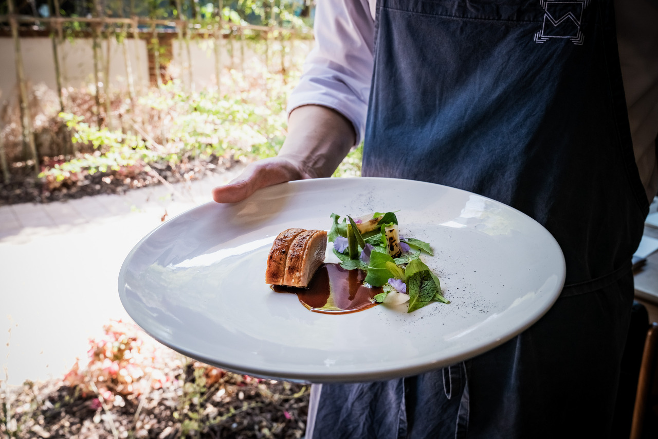 Chefs serve dishes to table (Photo: EVETT)