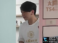 자는 여동생 보지에 바람불어 넣어주기