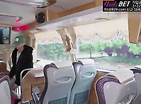 버스에서 찍어대는 빨간머리 여성