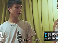 자위하던 엄마도와주는 아들
