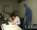 힘들게 혼자 야근까지하는 처자에게 힘을넣어주는 청소부아…