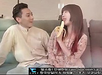 도착하자마자 자지부터 붙잡고 빨아대는 여친