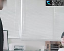 회사에서 거칠게 찢어지는 검스