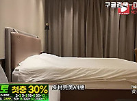 손님에게 검사받는 대학생녀
