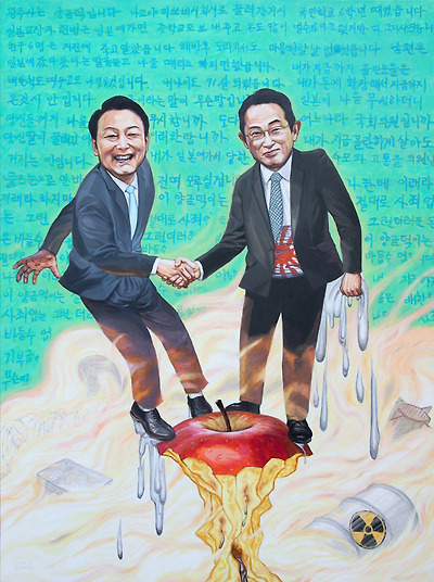 악수 하고 좋다고 웃는다