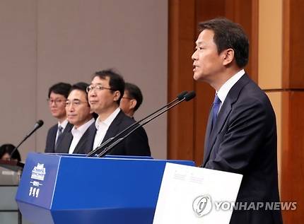 (서울=연합뉴스) 배재만 기자 = 임종석 청와대 비서실장이 12일 오후 청와대 춘추관에서 