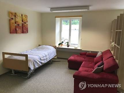 구달 박사가 10일(현지시간) 숨을 거둔 라이프 서클 클리닉의 침대 [AP=연합뉴스]