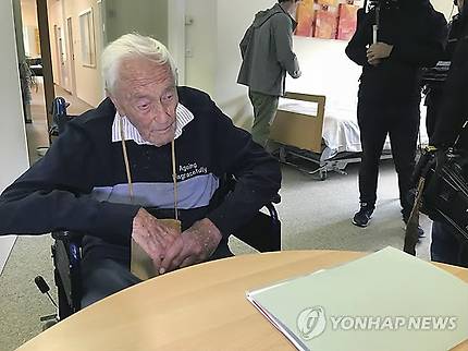 안락사 택한 호주 104세 과학자, '환희의 송가' 들으며 영면 (제네바 AP=연합뉴스) 안락사(조력자살)를 결심한 호주 최고령 과학자 데이비드 구달(104세) 박사가 10일(현지시간) 스위스 바젤의 라이프 사이클 클리닉이라는 기관에 잠시 앉아 있다. 외신은 구달 박사가 이곳에서 진정제와 신경안정제 등을 받고 이날 평온하게 생을 마쳤다고 전했다. 안락사를 금지하는 호주의 법을 피해 스위스를 찾았던 구달 박사는 베토벤 교향곡 9번 합창의 마지막 부분 '환희의 송가'를 들으며 눈을 감은 것으로 알려졌다.    ymarshal@yna.co.kr