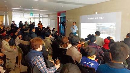 존 리 대표가 지난겨울 서울 종로구 북촌에 있는 메리츠자산운용 본사에서 일반인을 대상으로 노후 준비 관련 강의를 하고 있는 모습. [사진 제공 · 메리츠자산운용]