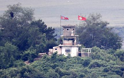 새로 문을 여는 도라전망대에서 본 북한 개성 일대 풍경. 남쪽을 바라보는 북한 군인들. 임현동 기자