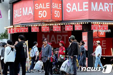 서울 명동거리에 쇼핑 축제를 알리는 현수막 등이 붙어 있다.  /뉴스1 © News1 박정호 기자