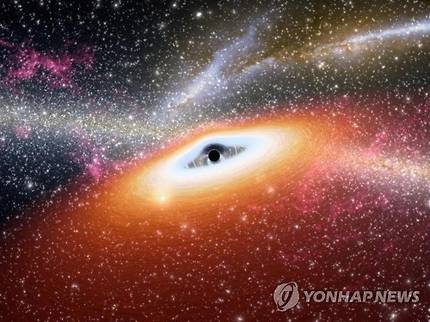 대형 블랙홀이 주변의 가스를 빨아들이면서 빛을 방출하는 상상도 [미국항공우주국(NASA) 제공]