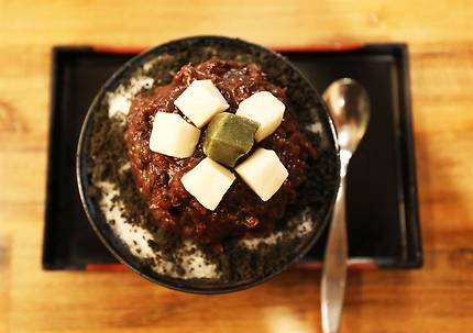 전주 교동 ‘외할머니솜씨’의 옛날 흑임자팥빙수.