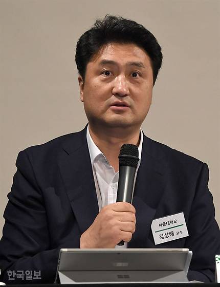 2부 ‘데이터 주권’ 토론회에서 발언하고 있는 김상배 서울대 교수. 서재훈 기자