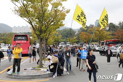 5일 오전 10시 광주 서구 풍암동의 한 대형마트 주차장에서 '검찰 개혁'을 촉구하는 광주시민들이 서울 서초동 집회에 참석하기 위해 기다리고 있다. 시민들은 검찰 개혁을 촉구하는 현수막과 피켓 등을 확인하고 있다. 2019.10.5/뉴스1 © News1 전원 기자