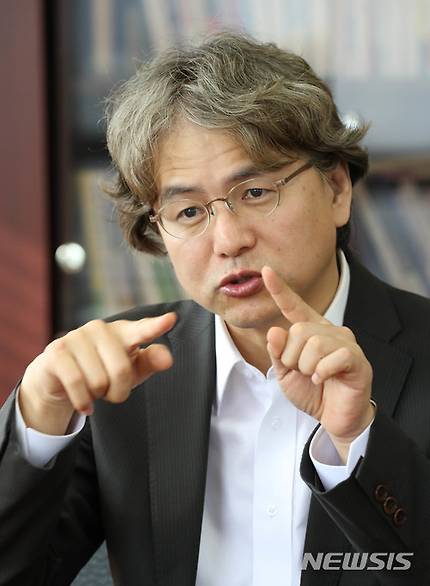 【서울=뉴시스】 장세영 기자= 빅형주 아주대 석좌교수가 지난달 27일 서울 중구 남산스퀘어빌딩 뉴시스 본사에서 김현호 상임고문과 수학교육에 관한 인터뷰를 하고 있다. 2017.12.01. photothink@newsis.com