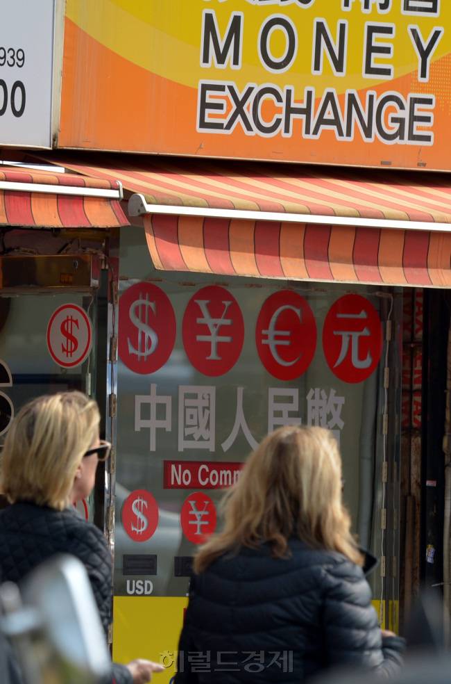 한국은행 앞은 남대문, 명동이 있어 외국인들이 많아 각종 불법 환전영업이 성행하고 있는 가운데 한 환전 영업소가 영업을 하고 있다. 김명섭 기자/msiron@heraldcorp.com