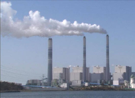 인천 옹진군에 들어선 영흥석탄화력발전소. 이 곳에서 배출되는 온실가스 배출량은 인천 전체의 온실가스 전망치의 55%에 이르는 것으로 나타났다.