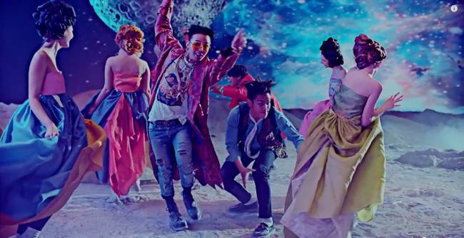 빅뱅 `배배(Bae Bae)` 뮤직비디오 중 한 장면.