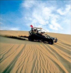 와카치나의 모래사막을 질주하는 버기카.