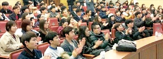 한국외국어대 동양어대학 학생들이 삼성물산과 현대자동차 채용설명회에서 선발 기준 등에 관한 설명을 듣고 있다. 한국외국어대 제공