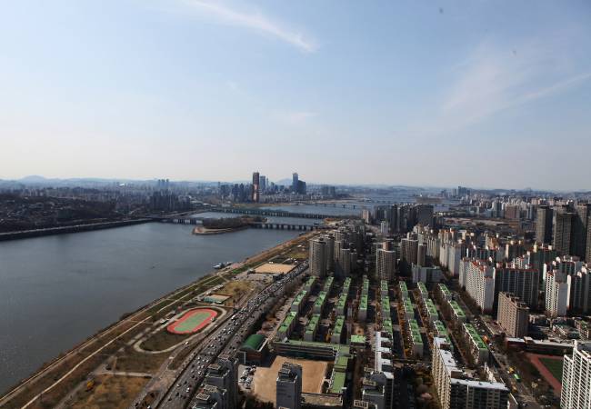 래미안 이촌 첼리투스 56층에서 바라본 한강 전경.