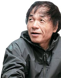 제주도 서귀포시 안덕면 대평리에 자리한 물고기 카페에서 만난 장선우 감독. 오래된 가옥을 사서 직접 개조해 운영하고 있다. [사진 정경애(STUDIO 706)]