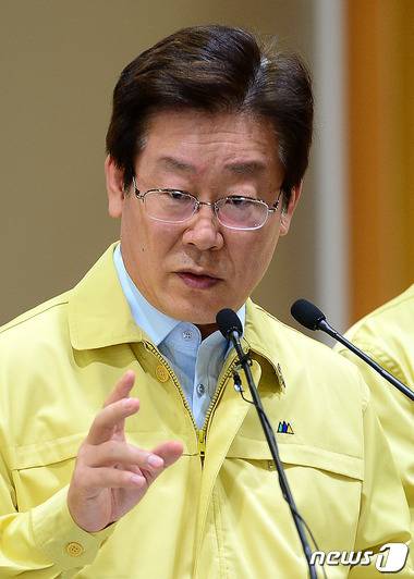 이재명 성남시장이 10일 오전 성남시청에서 메르스 관련 기자회견을 갖고 취재진 질문에 답변하고 있다. 이재명 시장은 9일 확진된 메르스 양성 확진 환자 A씨가 내방한 성남중앙병원 및 서울재활의학과의원의 동 시간대 내방자 전원과 의료진 276명에 대해 관리본부의 지시에 따라 자택격리 명령을 내리고 환자 A씨와 동거하는 자녀 B씨가 발열 증상을 보여 검사를 의뢰했다고 밝혔다. B씨가 양성판정이 된다면 4차 감염 및 10세 미만 감염 첫 사례가 될수있다. 2015.6.10/뉴스1 © News1 박세연 기자