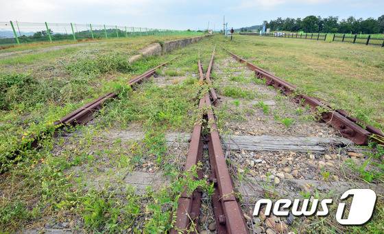 강원도 철원군 민통선 안에 위치한 경원선 철원역 철로위.(자료사진) 2015.6.24/ 뉴스1 © News1 김명섭 기자