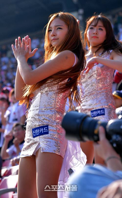 [SS포토]LG치어리더 강윤이 \'역광에 더 빛나는 미모\'