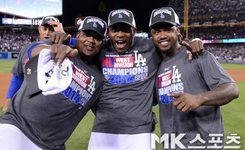 지난 시즌 내셔널리그 서부 지구 우승을 확정한 뒤 야시엘 푸이그, 핸리 라미레즈와 함께 기뻐하는 모습. 사진= MK스포츠 DB