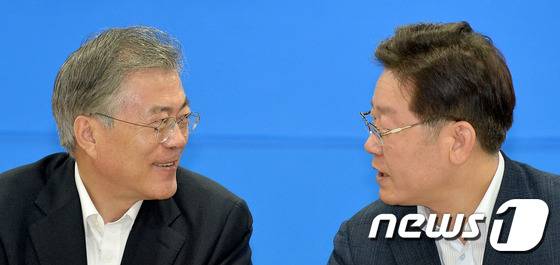 문재인 새정치민주연합 대표가 28일 오전 경기도 성남시 수정구 성남시의료원 신축공사 현장을 방문해 이재명 시장과 이야기를 나누고 있다. 2015.6.28/뉴스1 © News1 이재명 기자