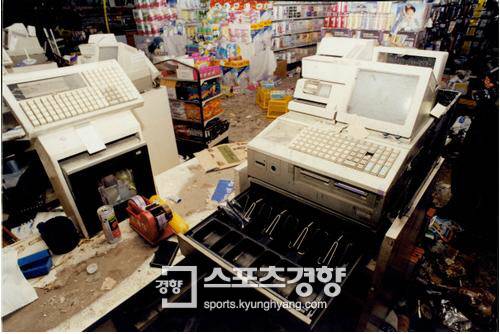 붕괴 충격으로 물건들이 흐트러져있는 삼풍백화점 내부 슈퍼마켓.