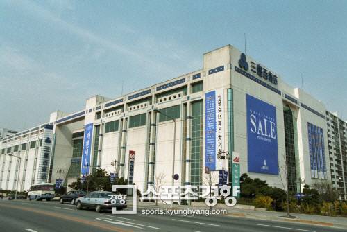 무너지기 전 삼풍 백화점의 모습. 이 거대한 건물이 20초만에 모두 무너져내렸다.