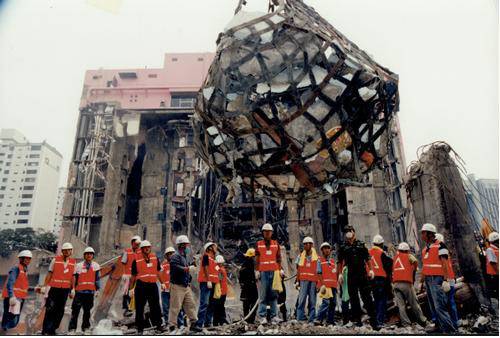 1995서울 삼풍백화점 붕괴현장에서 건물잔해와 유류품을 쇠그물에 담아 올리는 모습.