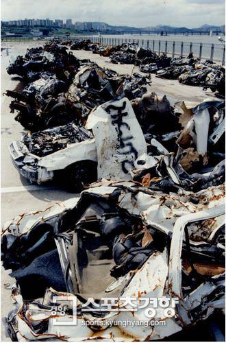 삼풍백화점 붕괴사고로 파손된 승용차들.
