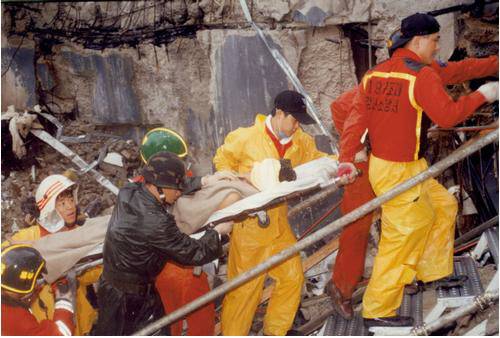 1995년 삼풍백화점 붕괴사고 당시 참혹한 구조 현장 모습