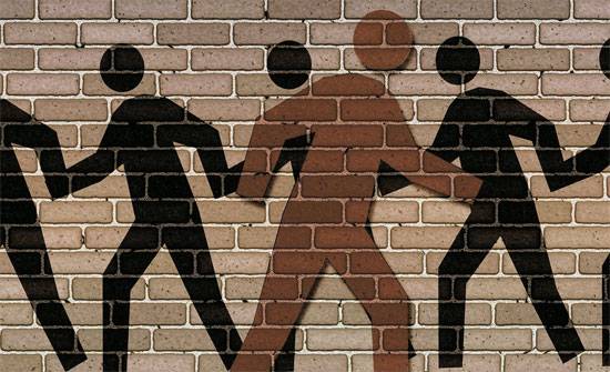 모두 한 방향으로 향할 때, 홀로 다른 쪽을 바라볼 수 있는가. 심리학자 솔로몬 아시의 ‘동조 실험’에 따르면 사람들은 다수의 의견이 틀렸다 하더라도 거기에 자신의 의견을 맞추려는 경향을 보인다. 한편 집단의 판단에 흔들리지 않고 자신의 의견을 고수하는 사람은 전체의 4분의 1 정도였다. [그림 어크로스]