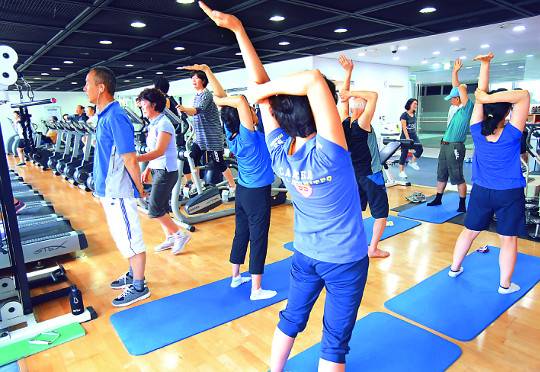 경기도 성남시 청사 4층에 마련된 체력단련실에서 시민들이 운동을 하고 있다.   성남시 제공