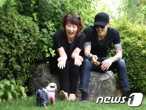 새벽이가 재롱을 부리고 있다.© News1스포츠/ 권현진 기자